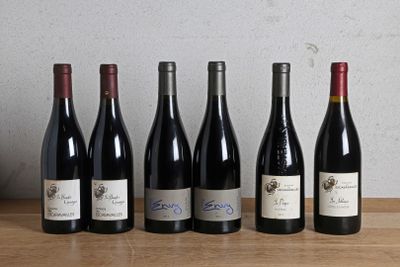 six bouteilles de vin sont alignées sur une table en bois