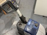une machine posée sur le sol de la pièce