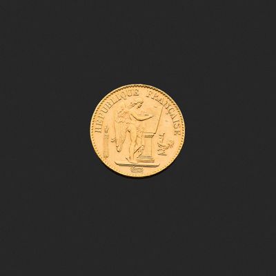 gros plan d'une pièce d'or sur une surface noire