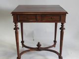 une vieille table en bois surmontée de deux tiroirs