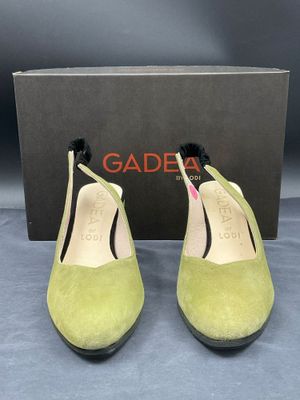 une paire de chaussures vertes avec une boîte sur le côté