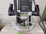 une photo en noir et blanc d'un routeur posé sur une boîte