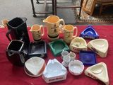 de nombreuses tasses à café et soucoupes posées sur une table