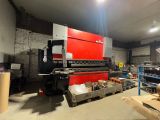 une grande machine installée dans une pièce
