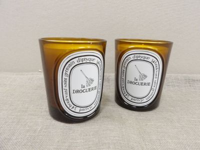 Deux bougies sont posées l'une à côté de l'autre sur une table