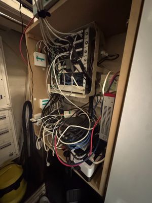 un faisceau de câbles reliés à un ordinateur