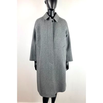 un manteau gris sur un mannequin, un mannequin, un mannequin, un mannequin, un mannequin, un mannequin, un mannequin, un mannequin, un mannequin