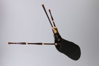 une cornemuse noire qui vole dans le ciel
