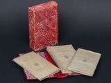 trois livres sont empilés les uns sur les autres sur une surface noire