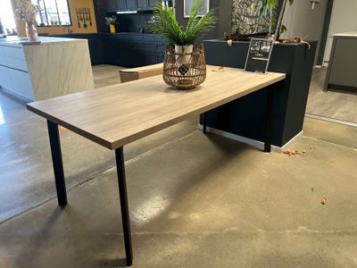 une table sur laquelle se trouve une plante, au milieu d'une pièce