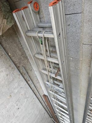 une échelle appuyée contre un mur