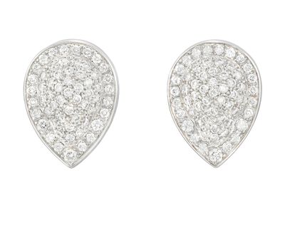 une paire de boucles d'oreilles en or blanc et diamants