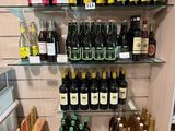 de nombreuses bouteilles de vin sur les étagères du magasin