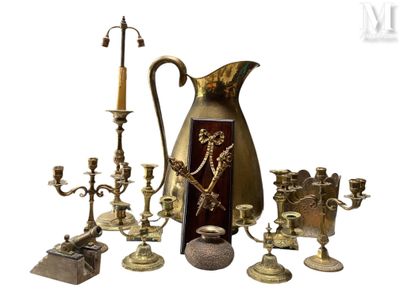de nombreux objets anciens en laiton exposés