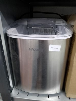 une poubelle en acier inoxydable posée sur une étagère dans un magasin