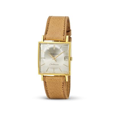 gros plan d'une montre sur fond blanc avec un bracelet marron