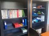 un bureau avec une chaise et une bibliothèque dans une pièce