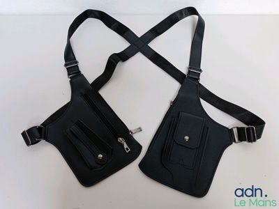 deux sacs banane en cuir noir posés sur une surface blanche
