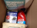 une boîte contenant de nombreux produits d'entretien