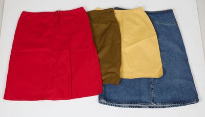 trois jupes de couleurs différentes sont alignées sur une surface blanche