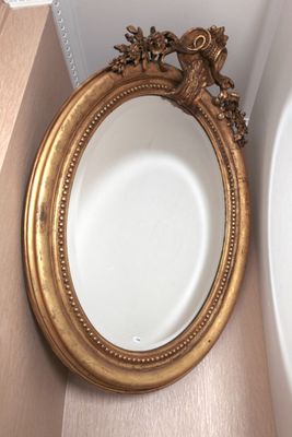 un miroir posé par terre à côté d'une baignoire