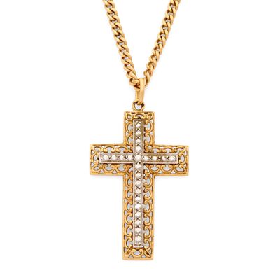 un pendentif en forme de croix en or, muni d'une chaîne et d'un maillon de chaîne