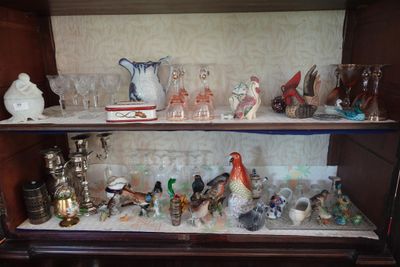 une vitrine sur laquelle sont disposés de nombreux objets en verre