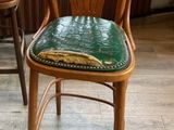 une chaise sur laquelle est posé un livre, devant une fenêtre