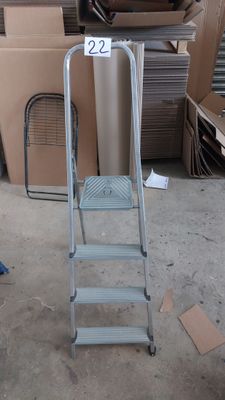 une échelle posée au milieu d'une pile de cartons