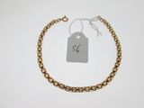 gros plan d'un bracelet en chaîne en or avec une étiquette de prix