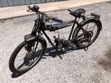 une vieille moto garée sur le bord de la route