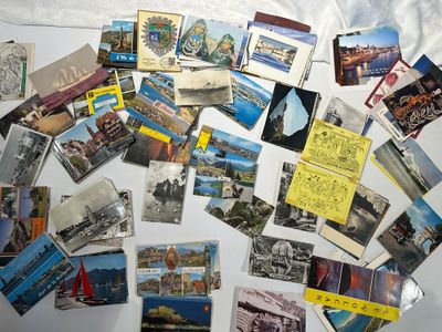 toutes ces cartes postales qui sont posées sur la table