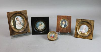 quatre cadres miniatures contenant des portraits miniatures de personnes