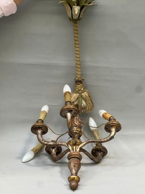 un lustre ancien en laiton à cinq lumières orné d'une fleur