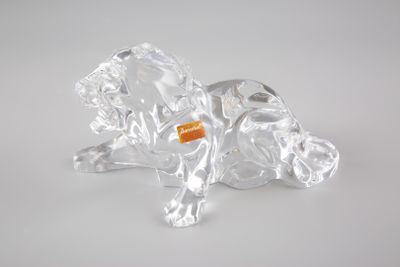 une figurine en verre représentant un chien couché par terre