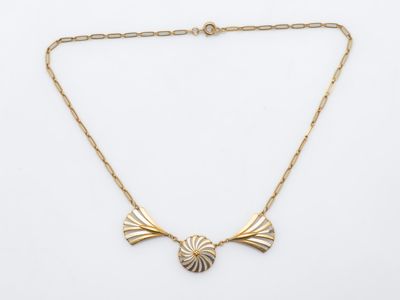 une image d'un collier en or sur fond blanc