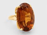 un gros plan d'une bague sertie d'une citrine de taille ovale