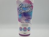 un gros plan d'un tube de « Bubble Smoothe » posé sur une surface blanche