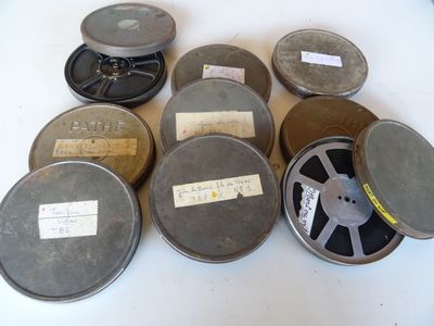 de nombreuses bobines de films anciens posées sur une table