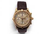 une photo d'une montre dorée et marron sertie de diamants