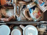 beaucoup d'assiettes et de bols dans une boîte