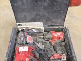 une trousse à outils dans une mallette posée par terre