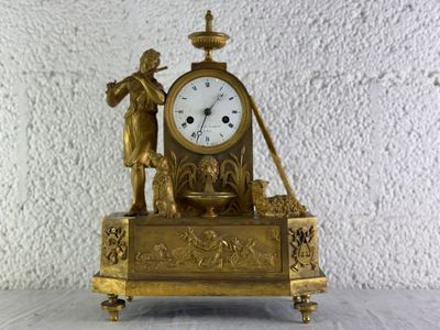 une horloge en or posée sur une table
