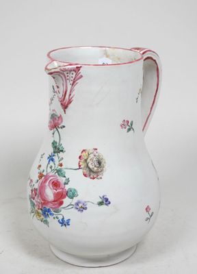 un vase blanc orné d'un motif floral
