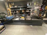 un magasin avec beaucoup d'articles sur les étagères