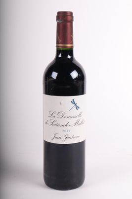 une bouteille de vin posée sur une table