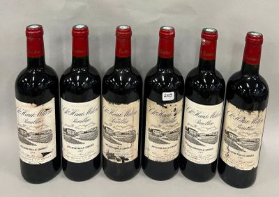six bouteilles de vin rouge alignées sur une table