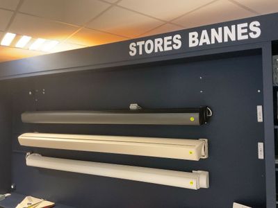 un magasin proposant toute une gamme de luminaires