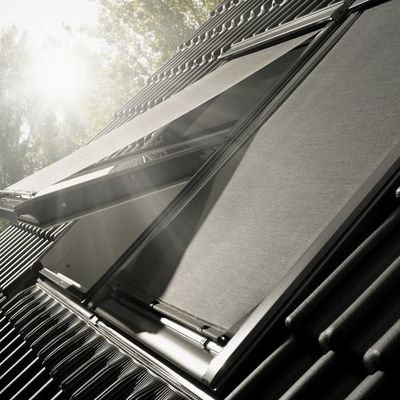 une photo en noir et blanc d'un toit équipé de panneaux solaires