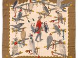 un gros plan d'une écharpe ornée d'oiseaux sur fond blanc